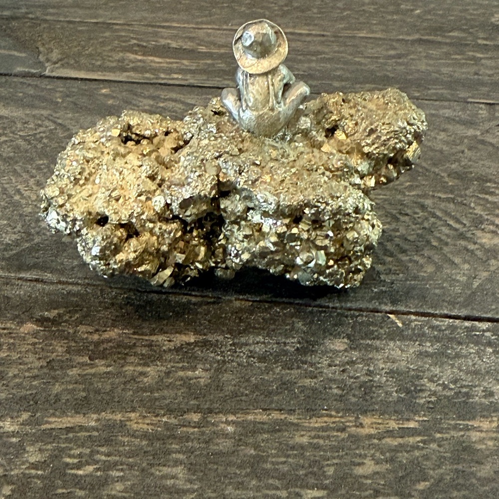 Miniature Unknown Metal Miner Panning for Gold Paper Weight - Picture 3 of 5